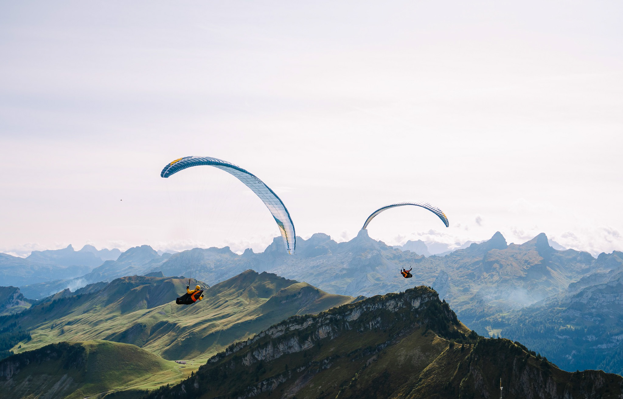 Zwei Gleitschirme über dem Fronalpstock