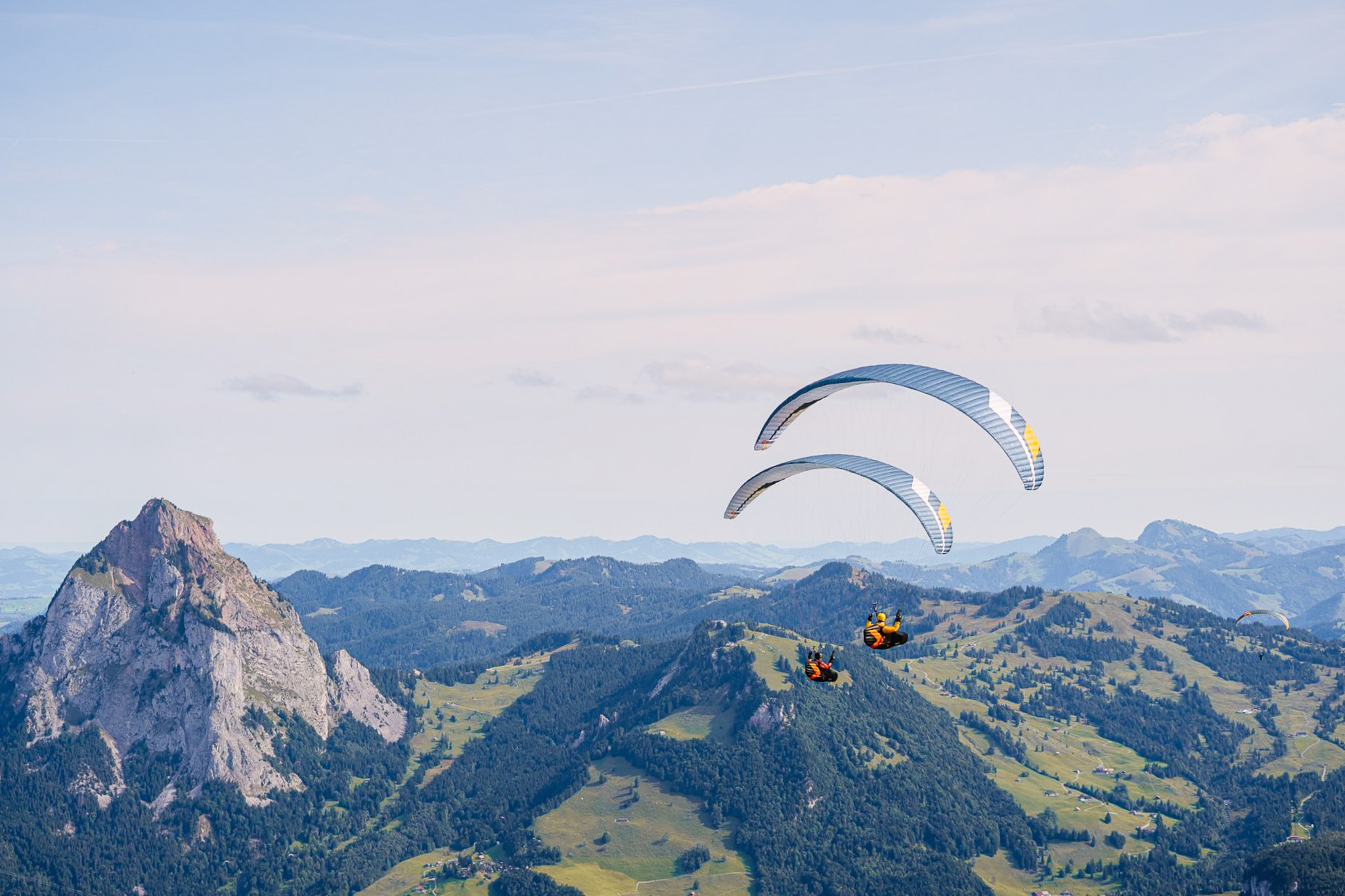 Gleitschirme über dem Fronalpstock